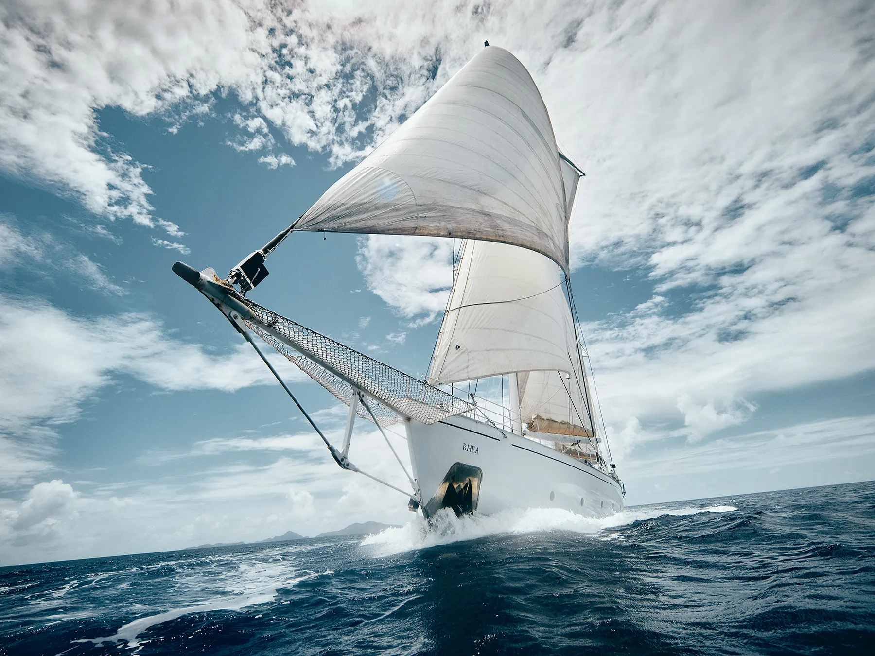 Ein Segelschiff unter Vollsegel im Meer